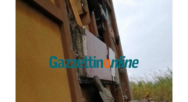 Tragedia sfiorata a Giarre, crolla balcone di un alloggio popolare FOTO VIDEO