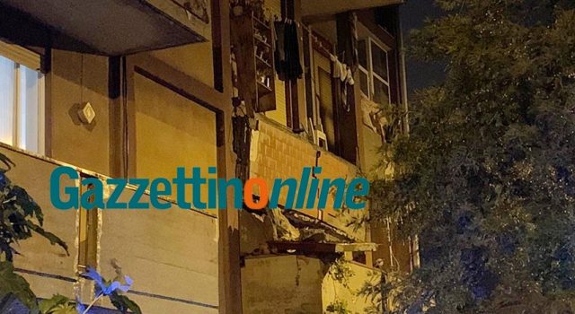 Tragedia sfiorata a Giarre, crolla balcone di un alloggio popolare FOTO VIDEO