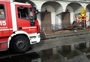 Paura a Capomulini: esonda il torrente Peschiera. Intervento dei Vigili del fuoco VIDEO
