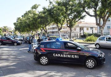 Picchia e minaccia la madre e la moglie: manette per un 28enne