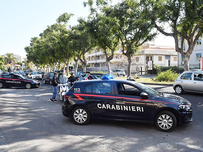 Picchia e minaccia la madre e la moglie: manette per un 28enne