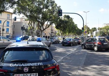 Adesca turista e poi tenta di approfittare di lei: denunciato 19enne