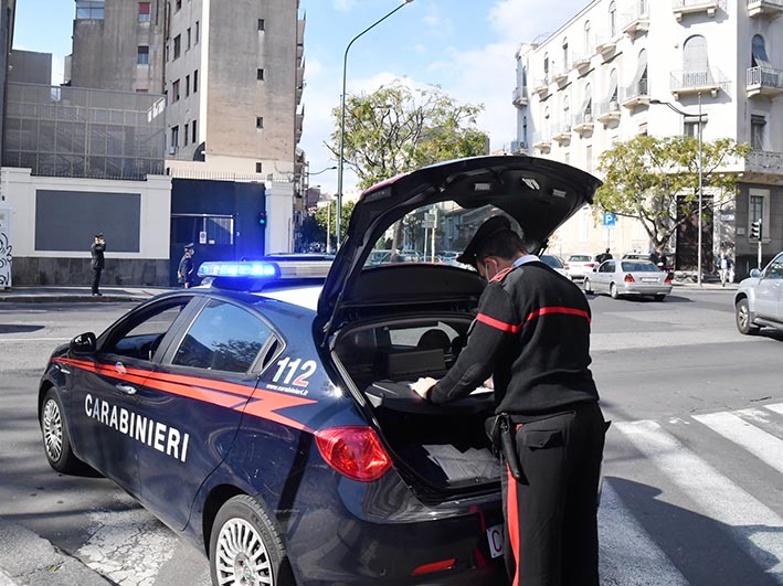 Caltagirone, arrestati due rapinatori: avevano aggredito la vittima con calci e pugni