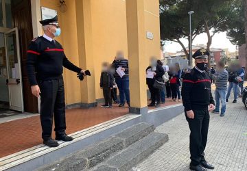 Giarre, tamponi nel plesso Don Bosco: esplode la protesta dei genitori. Intervengono i carabinieri  VIDEO