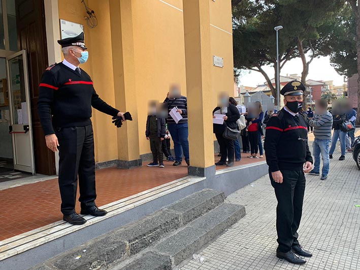 Giarre, tamponi per gli studenti del II Comprensivo. Tensioni e assembramenti al plesso Don Bosco, intervengono i Cc