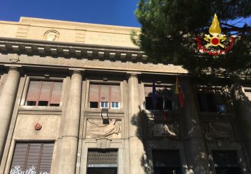 Catania, incendio al De Felice. Intervento dei vigili del fuoco