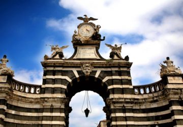 Catania, si stacca parte di cornicione dalla Porta Garibaldi: intervento dei Vvff