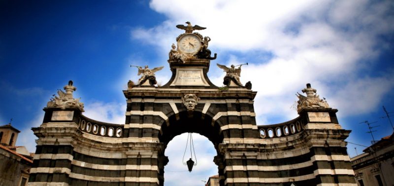 Catania, si stacca parte di cornicione dalla Porta Garibaldi: intervento dei Vvff