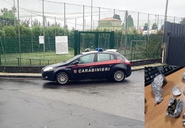 Sceglie il piazzale del cimitero come zona per spacciare droga a due minorenni: arrestato