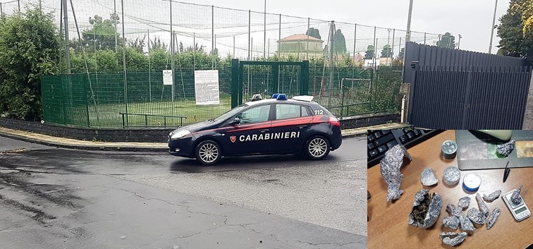 Sceglie il piazzale del cimitero come zona per spacciare droga a due minorenni: arrestato