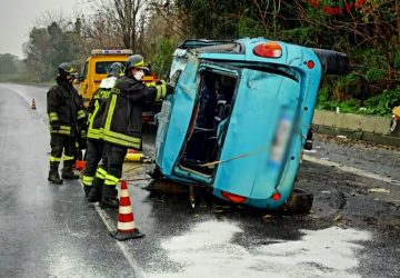 A18, incidente autonomo, auto si ribalta. Intervento di Vigili del fuoco e 118