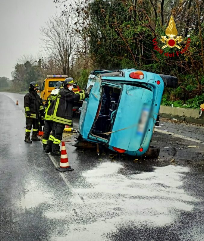 A18, incidente autonomo, auto si ribalta. Intervento di Vigili del fuoco e 118