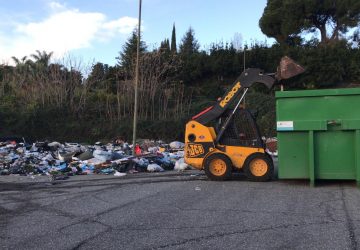 Giarre, al via la rimozione della maxi discarica della Zona artigianale. In azione mezzi della Igm