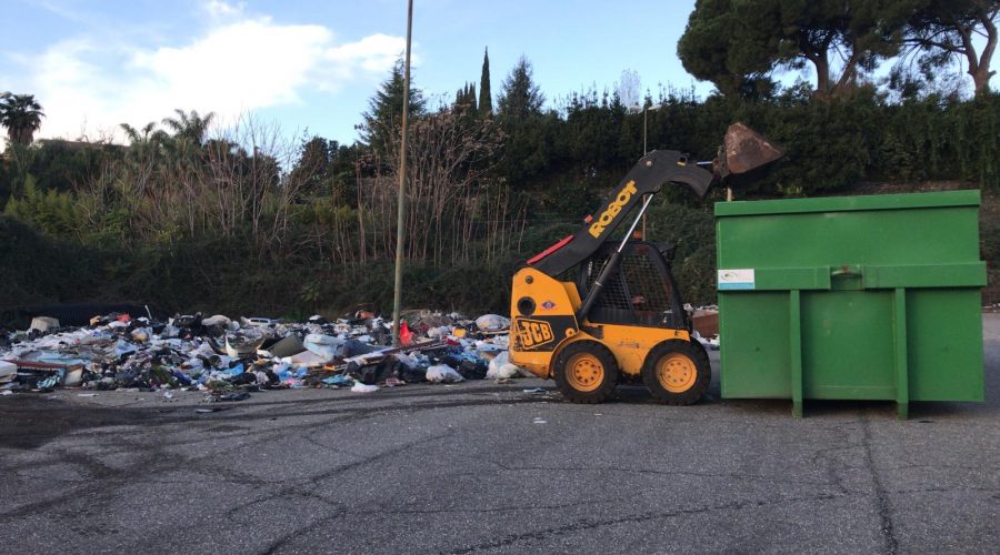 Giarre, al via la rimozione della maxi discarica della Zona artigianale. In azione mezzi della Igm