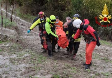 Mineo, elicottero dei Vigili del Fuoco soccorre occupanti di auto in panne