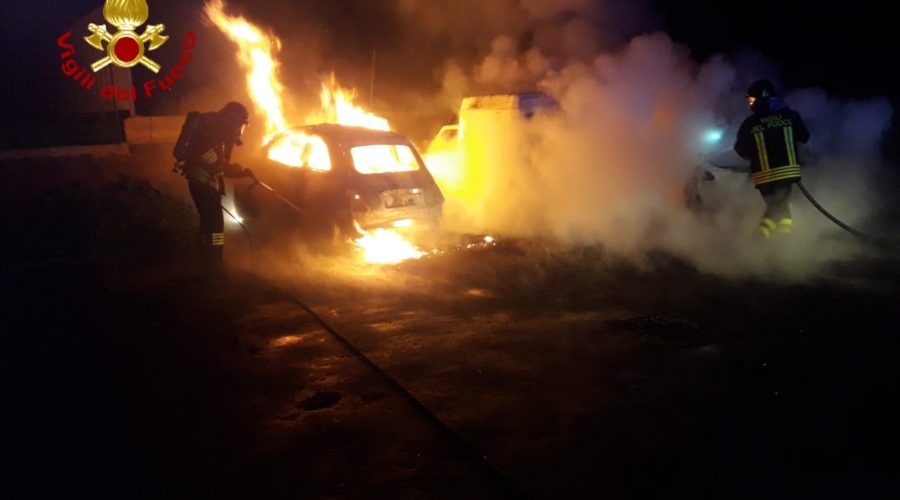 Paternò. “falò” di auto nel cuore della notte. Intervento dei Vigili del fuoco