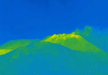 Etna: esplosioni ed emissione cenere da cratere di Sud-Est