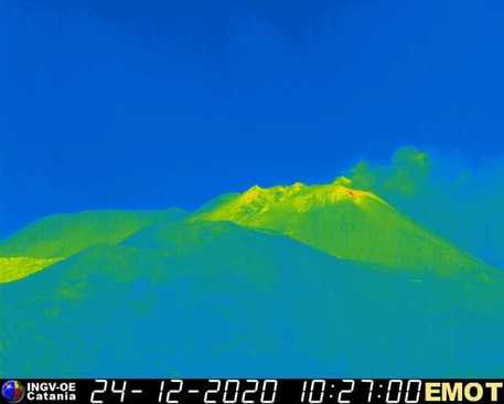 Etna: esplosioni ed emissione cenere da cratere di Sud-Est