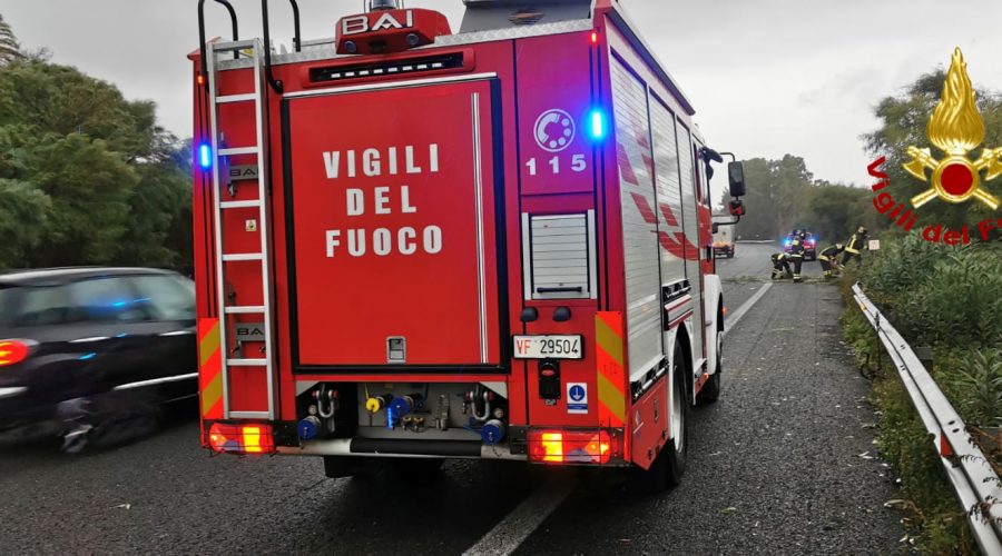 Fiumefreddo, A18, tamponamento tra auto e Tir. Lunghe file