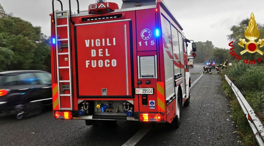 Marina di Cottone, vasto incendio nei pressi dell’oasi