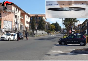 Litigano la sera di Natale e gli sfregia il volto con un coltello: arrestato