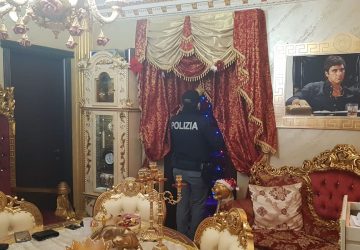 Case del Comune occupate e arredate in stile "Gomorra": un arresto e 5 denuce
