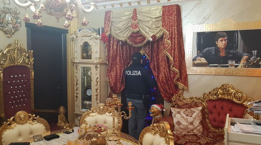 Case del Comune occupate e arredate in stile “Gomorra”: un arresto e 5 denuce