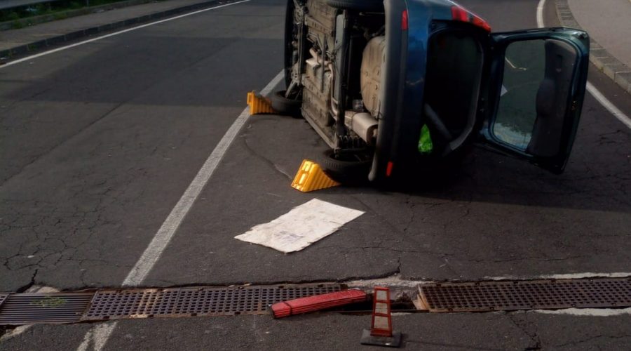 Gravina di Catania, auto si ribalta in via Etnea