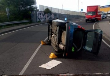 Gravina di Catania, auto si ribalta in via Etnea