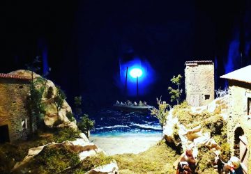 Fiumefreddo, Ges&ugrave; nasce vicino ai migranti che arrivano su imbarcazioni precarie