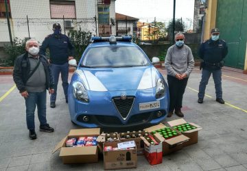 Catania, polizia dona buoni pasto ai cittadini in stato di bisogno