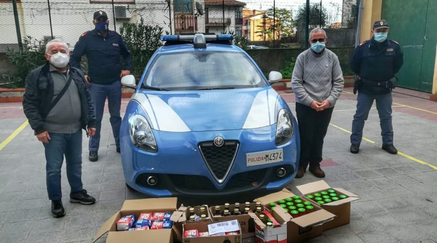 Catania, polizia dona buoni pasto ai cittadini in stato di bisogno