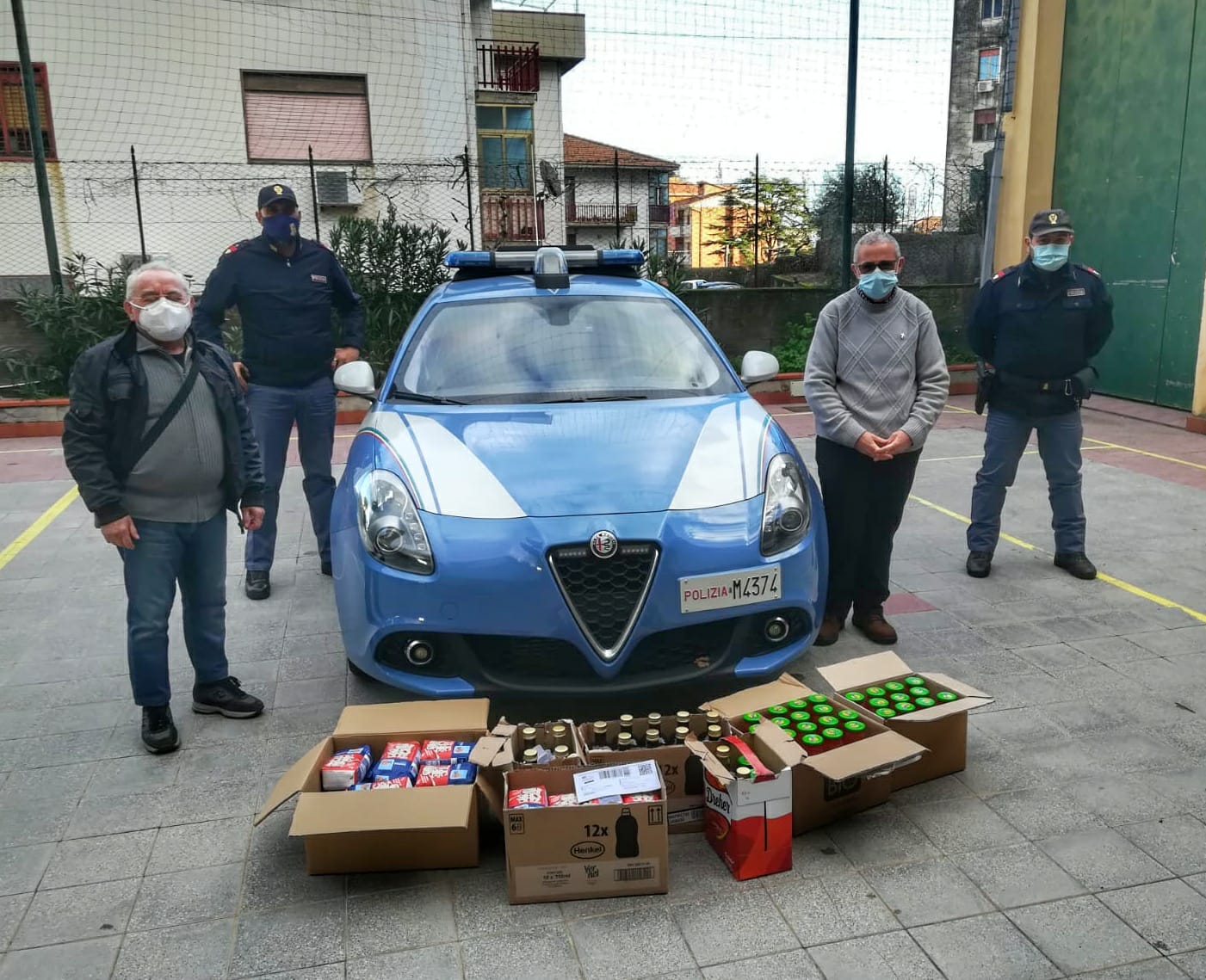 Catania, polizia dona buoni pasto ai cittadini in stato di bisogno