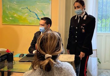 Vede il padre picchiare la madre e chiede aiuto al 112 NUE: in manette 45enne