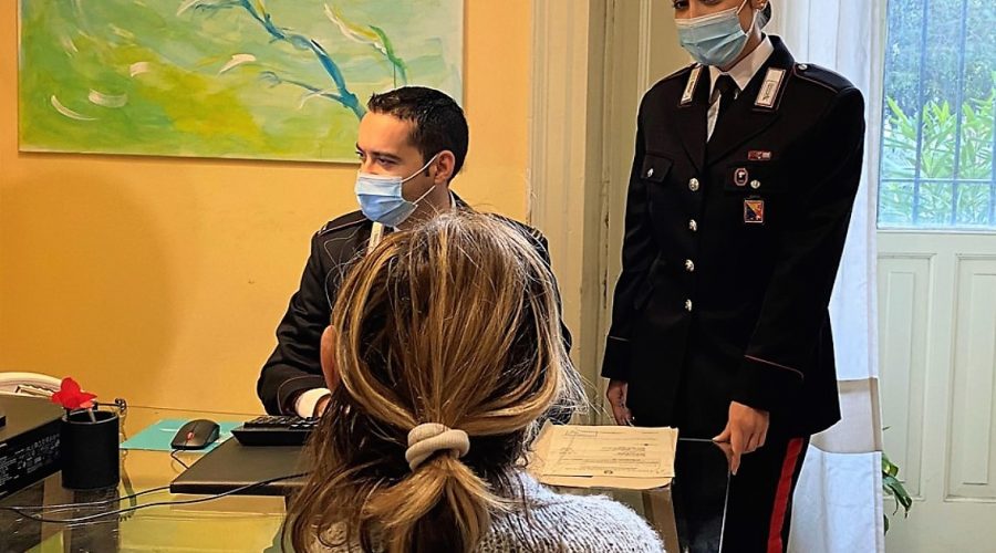 Vede il padre picchiare la madre e chiede aiuto al 112 NUE: in manette 45enne