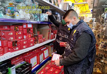Sequestrate ad Aci Sant&rsquo;Antonio 458 confezioni di luci natalizie e articoli elettrici pericolosi