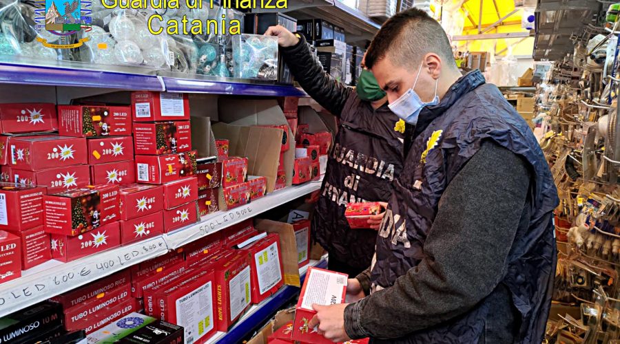 Sequestrate ad Aci Sant’Antonio 458 confezioni di luci natalizie e articoli elettrici pericolosi