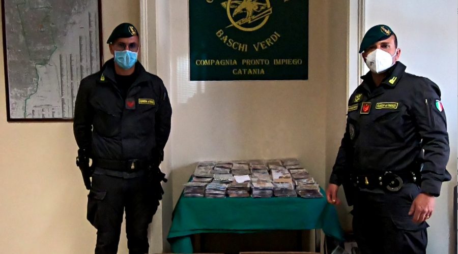 Catania, “Baschi Verdi” sequestrano oltre 13mila cd e dvd contraffatti