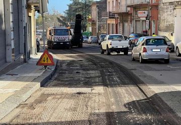 Giarre, al via la bitumazione di importanti assi viari ma attenzione alle caditoie...