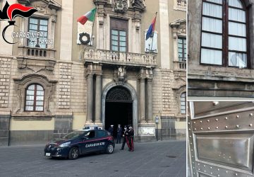 Catania, lancia sassi contro le finestre del municipio: denunciato
