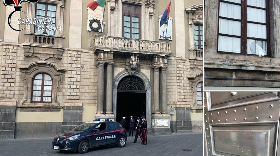 Catania, lancia sassi contro le finestre del municipio: denunciato
