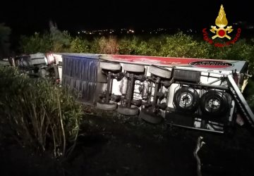 A18, spaventoso incidente stradale: autoarticolato "plana" sulla vegetazione