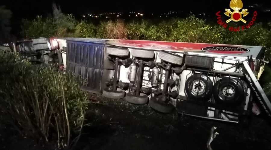 A18, spaventoso incidente stradale: autoarticolato “plana” sulla vegetazione