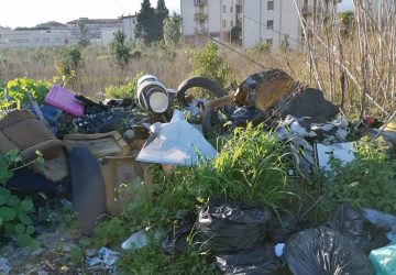 Giarre, le vie dei rifiuti... sono ormai colme