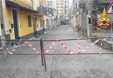Catania, parziale crollo di una vecchia costruzione disabitata. Sgomberate 4 famiglie