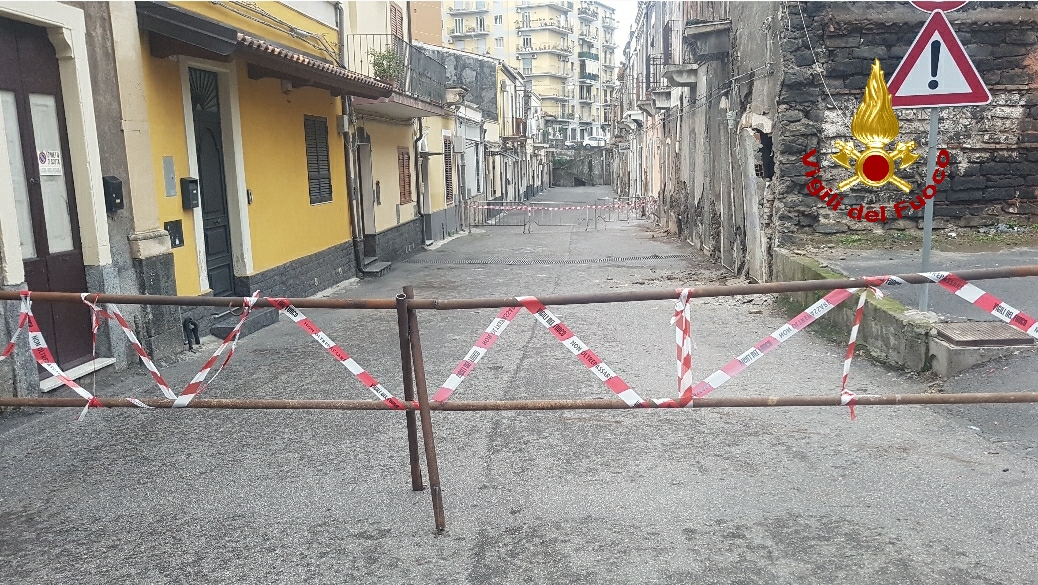 Catania, parziale crollo di una vecchia costruzione disabitata. Sgomberate 4 famiglie