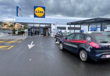 Giarre, furto da Lidl, gesto di solidariet&agrave; umana dei carabinieri