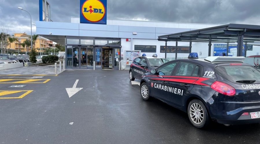 Giarre, furto da Lidl, gesto di solidarietà umana dei carabinieri