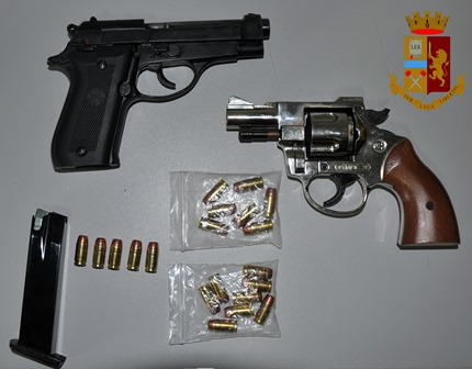 Adrano, deteneva in casa armi modificate: arrestato