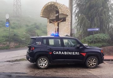 Castel di Iudica, padre e figlio, positivi al Covid, si concedono un&rsquo;uscita in auto: denunciati